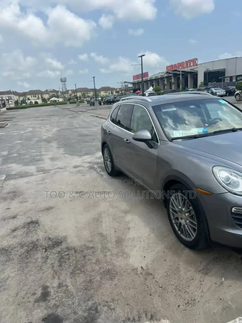 Porsche Cayenne 2012 Gray