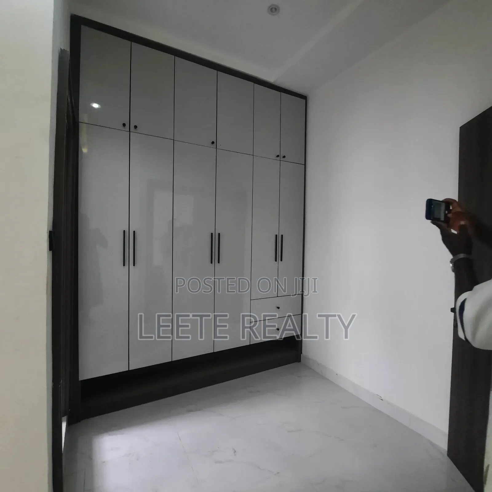 Furnished 4bdrm Townhouse/Terrace in Apo Resettlement for sale