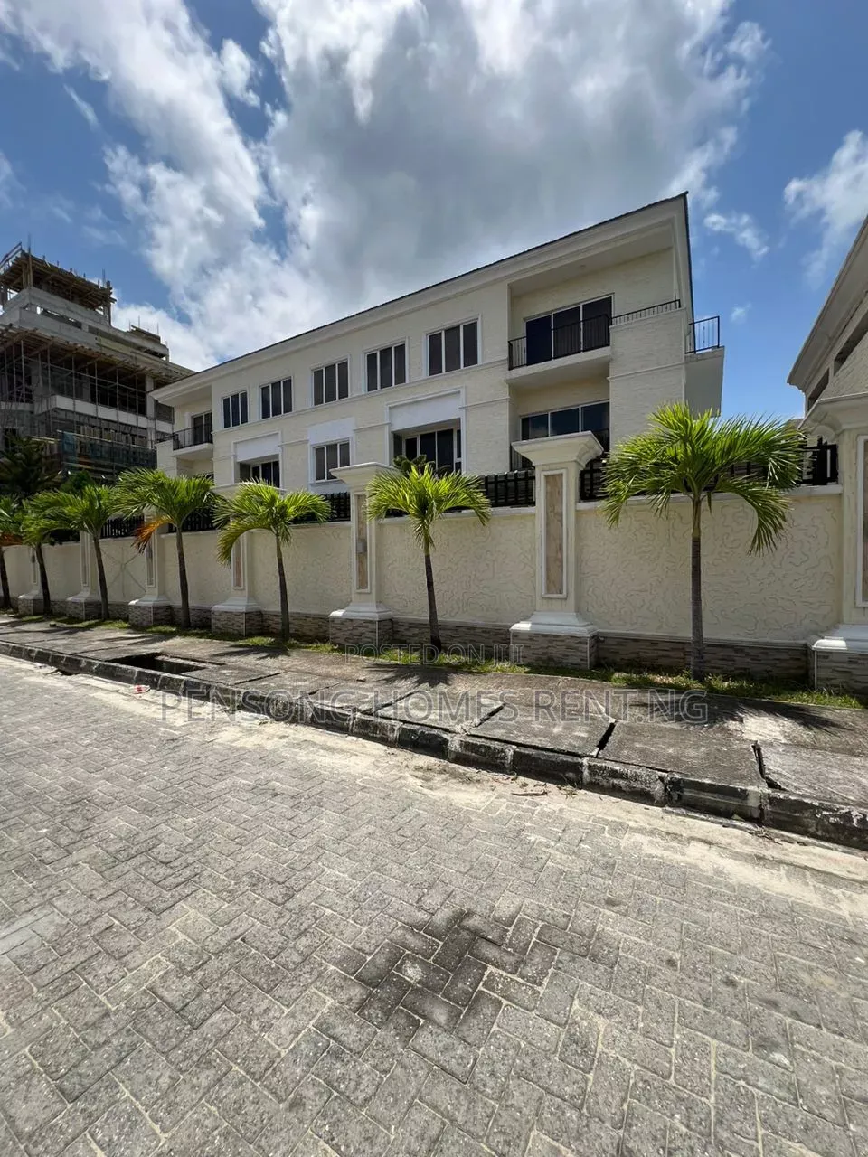 4bdrm Duplex in Banana Island for rent