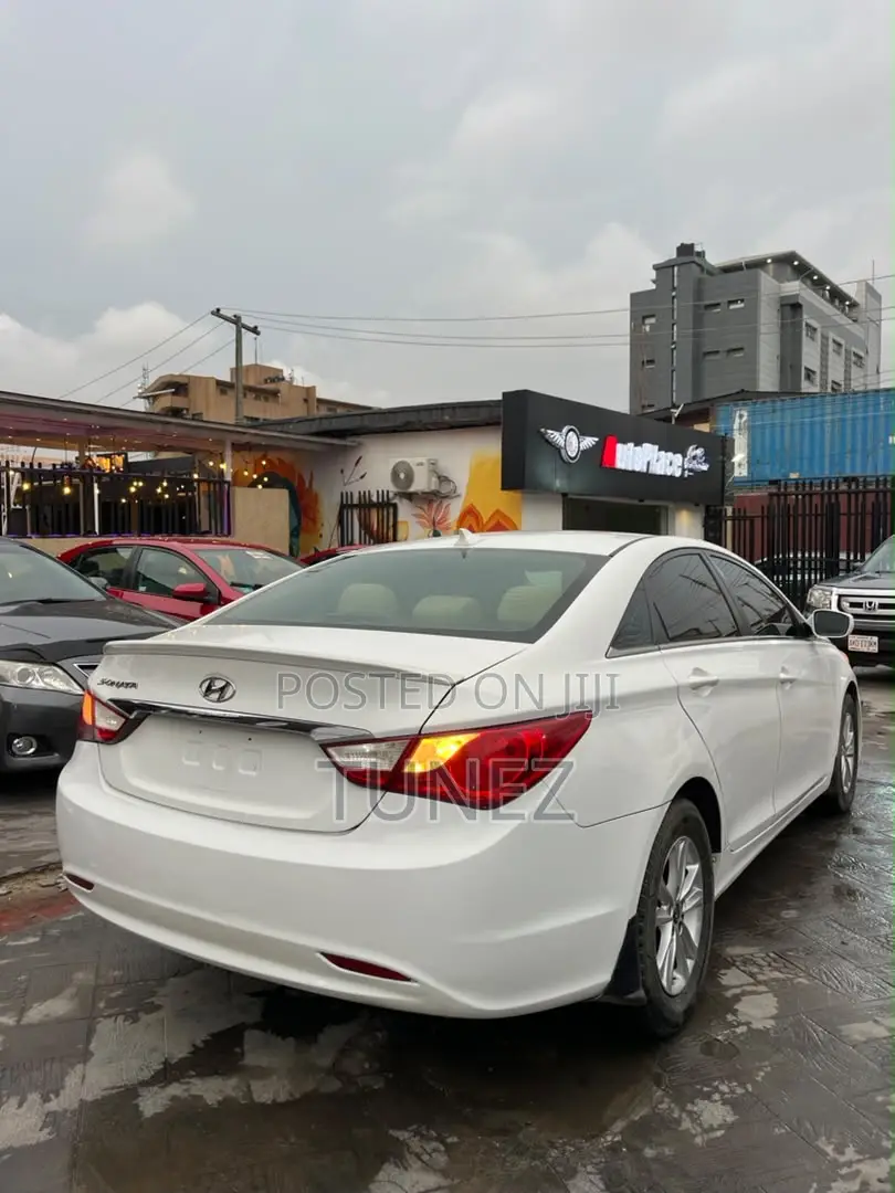 Hyundai Sonata SE Sedan FWD (2.4L 4cyl 6A) 2013 White