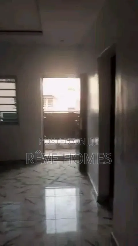 2bdrm Block of Flats in Adekunle for rent