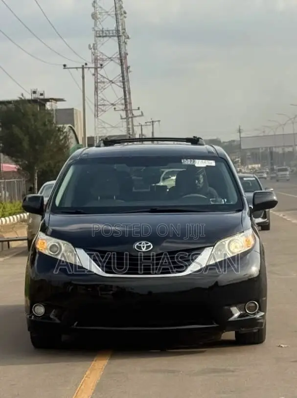 Toyota Sienna 2015 Black