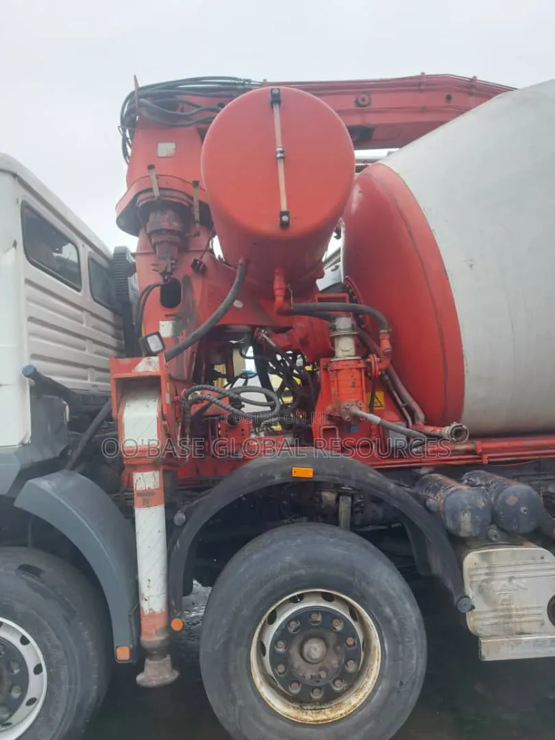 Man Concrete Mixer With Pump