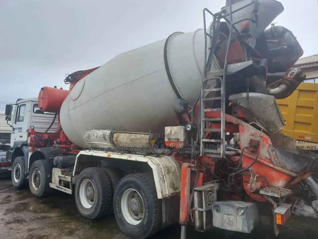 Man Concrete Mixer With Pump