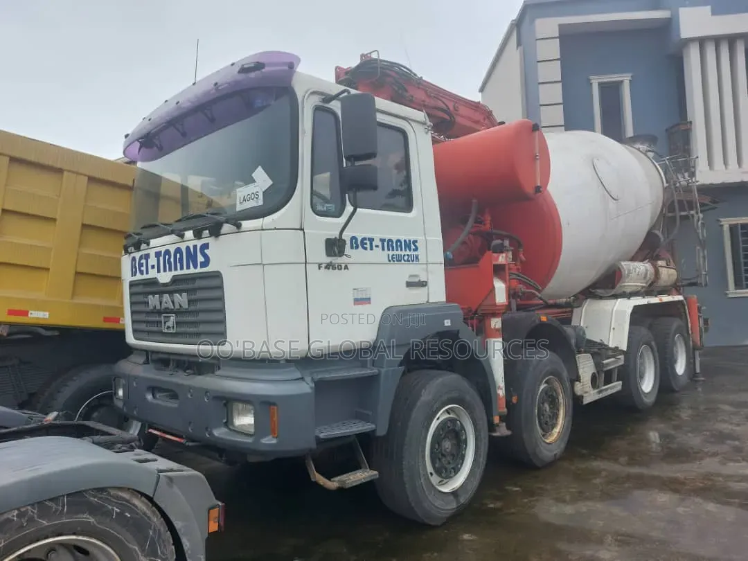 Man Concrete Mixer With Pump