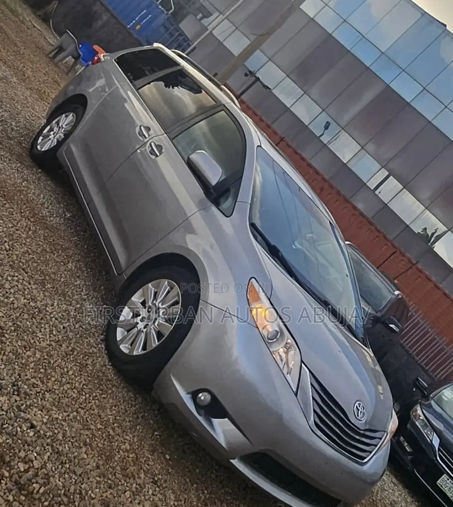Toyota Sienna XLE AWD (3.5L 6cyl 8A) 2018