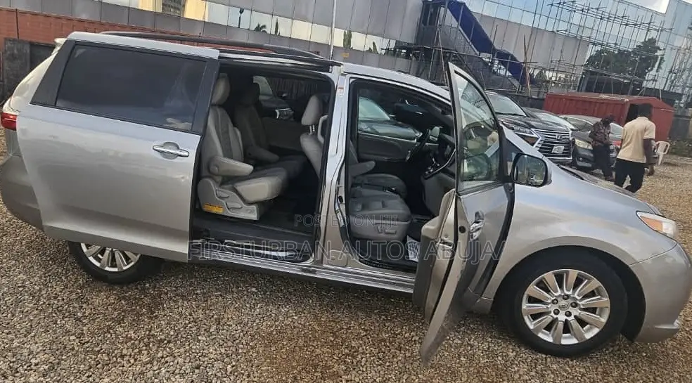 Toyota Sienna XLE AWD (3.5L 6cyl 8A) 2018