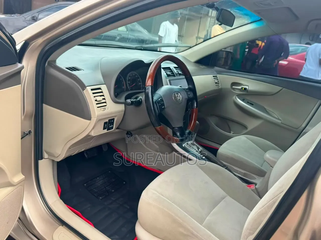 Toyota Corolla LE 4dr Sedan (1.8L 4cyl 4A) 2013 Gold