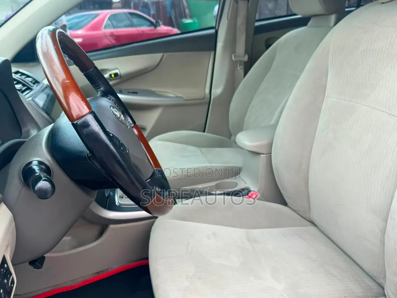 Toyota Corolla LE 4dr Sedan (1.8L 4cyl 4A) 2013 Gold