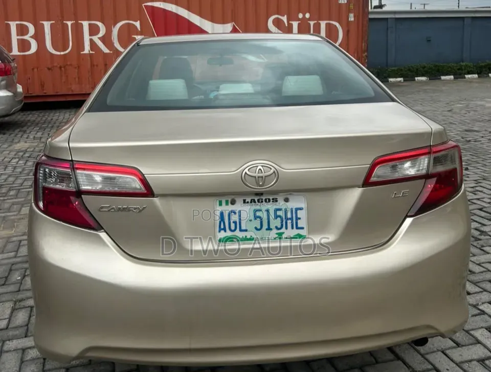 Toyota Camry LE 4dr Sedan (2.5L 4cyl 6A) 2013 Gold