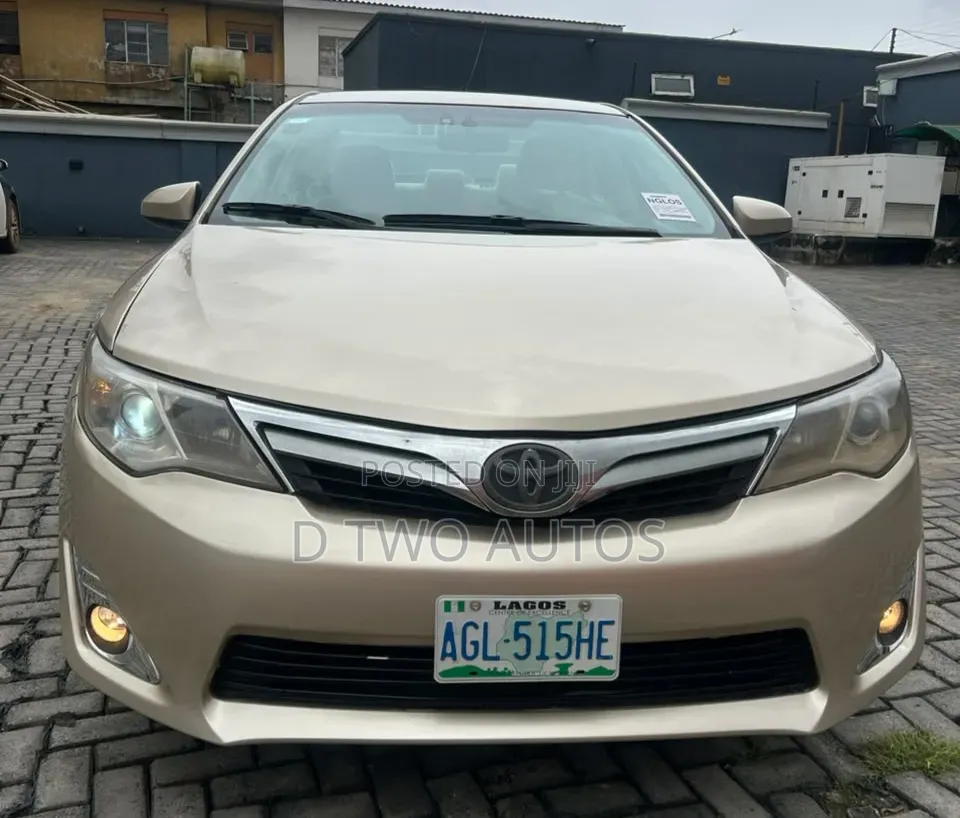 Toyota Camry LE 4dr Sedan (2.5L 4cyl 6A) 2013 Gold