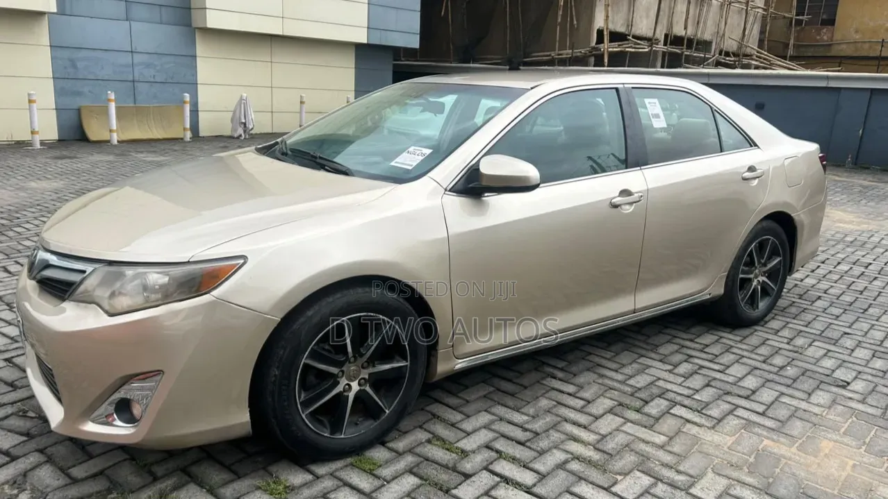 Toyota Camry LE 4dr Sedan (2.5L 4cyl 6A) 2013 Gold