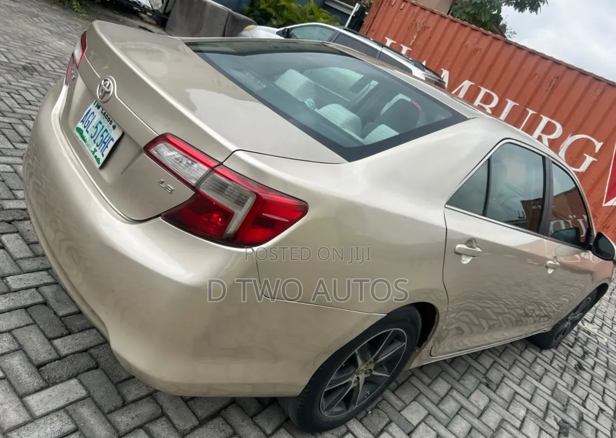 Toyota Camry LE 4dr Sedan (2.5L 4cyl 6A) 2013 Gold