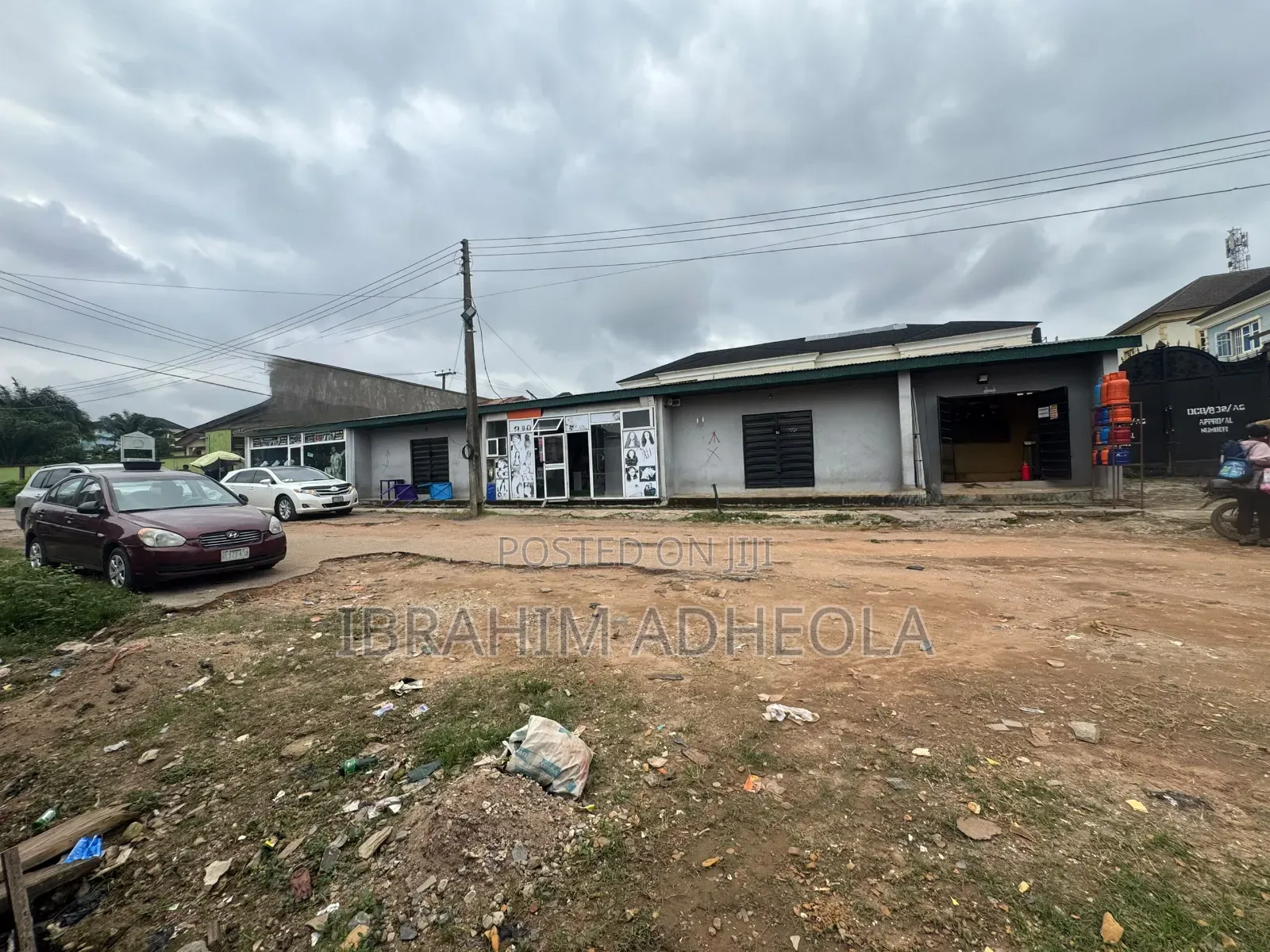 A Corner Peice Land Measuring 650sqm With a Demolishable
