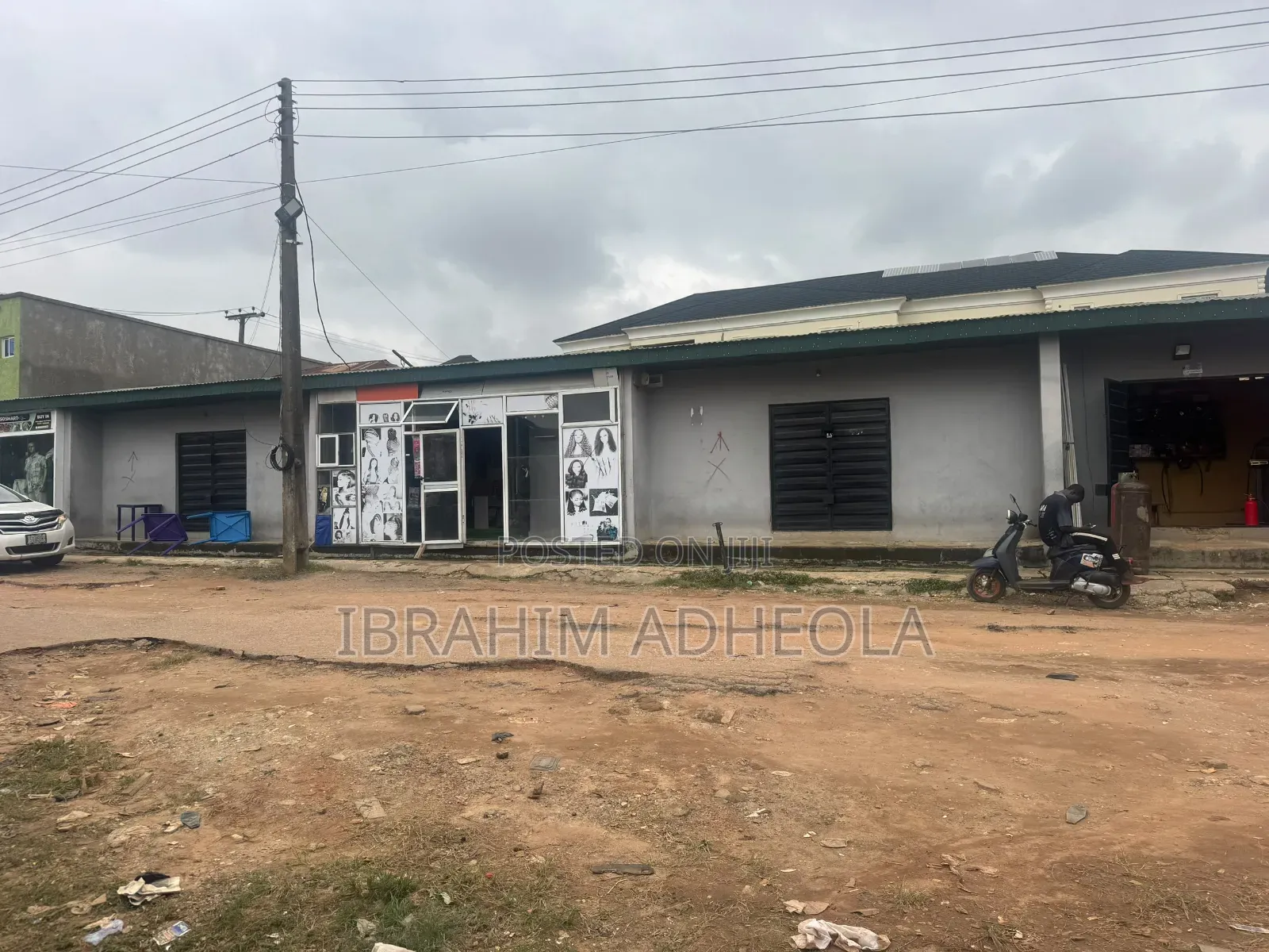 A Corner Peice Land Measuring 650sqm With a Demolishable