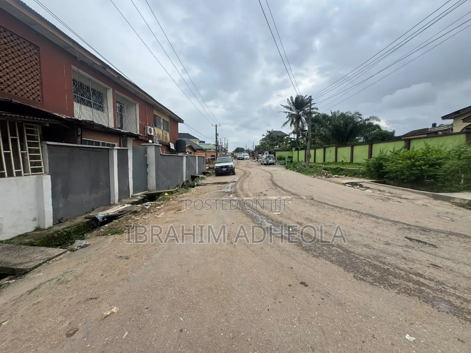 A Corner Peice Land Measuring 650sqm With a Demolishable