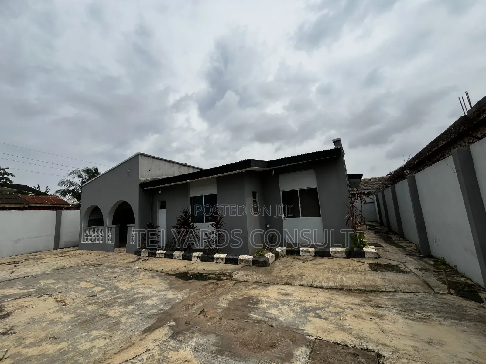 4bdrm Bungalow in Akute Ajuwon for sale