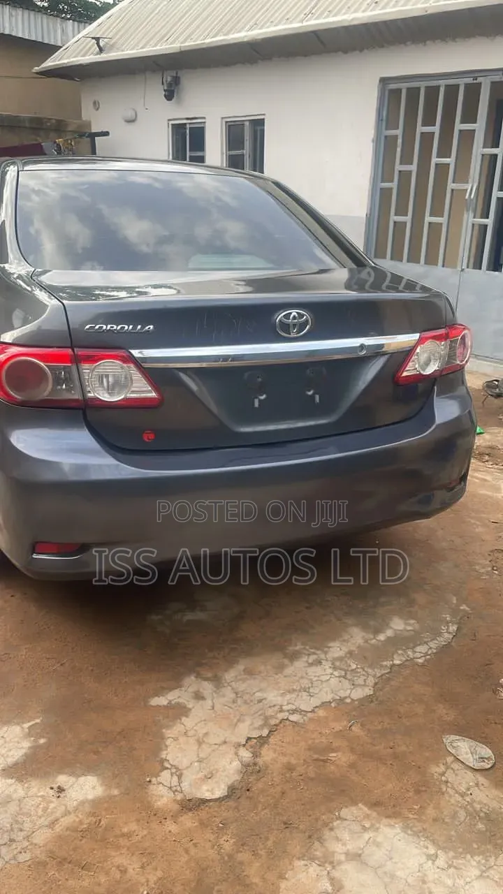 Toyota Corolla LE 4dr Sedan (1.8L 4cyl 4A) 2012 Gray