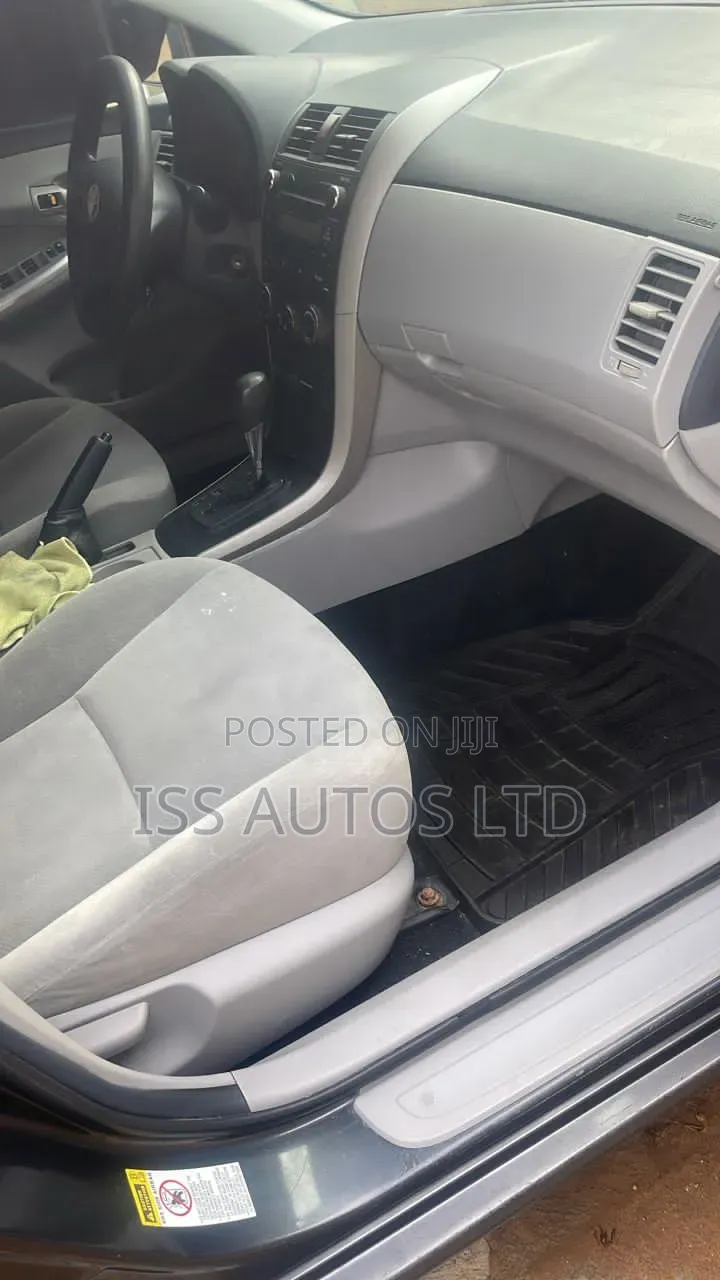 Toyota Corolla LE 4dr Sedan (1.8L 4cyl 4A) 2012 Gray