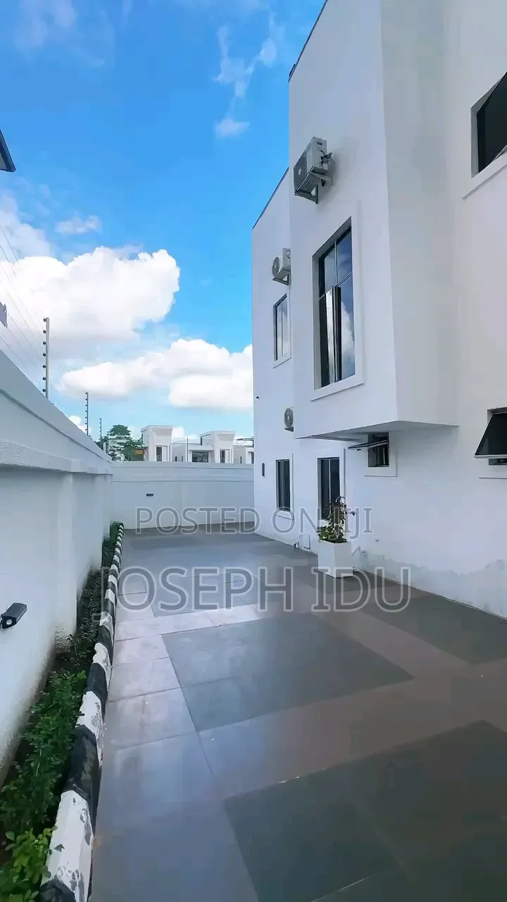 5bdrm Duplex in Wtc Estate Enugu for sale