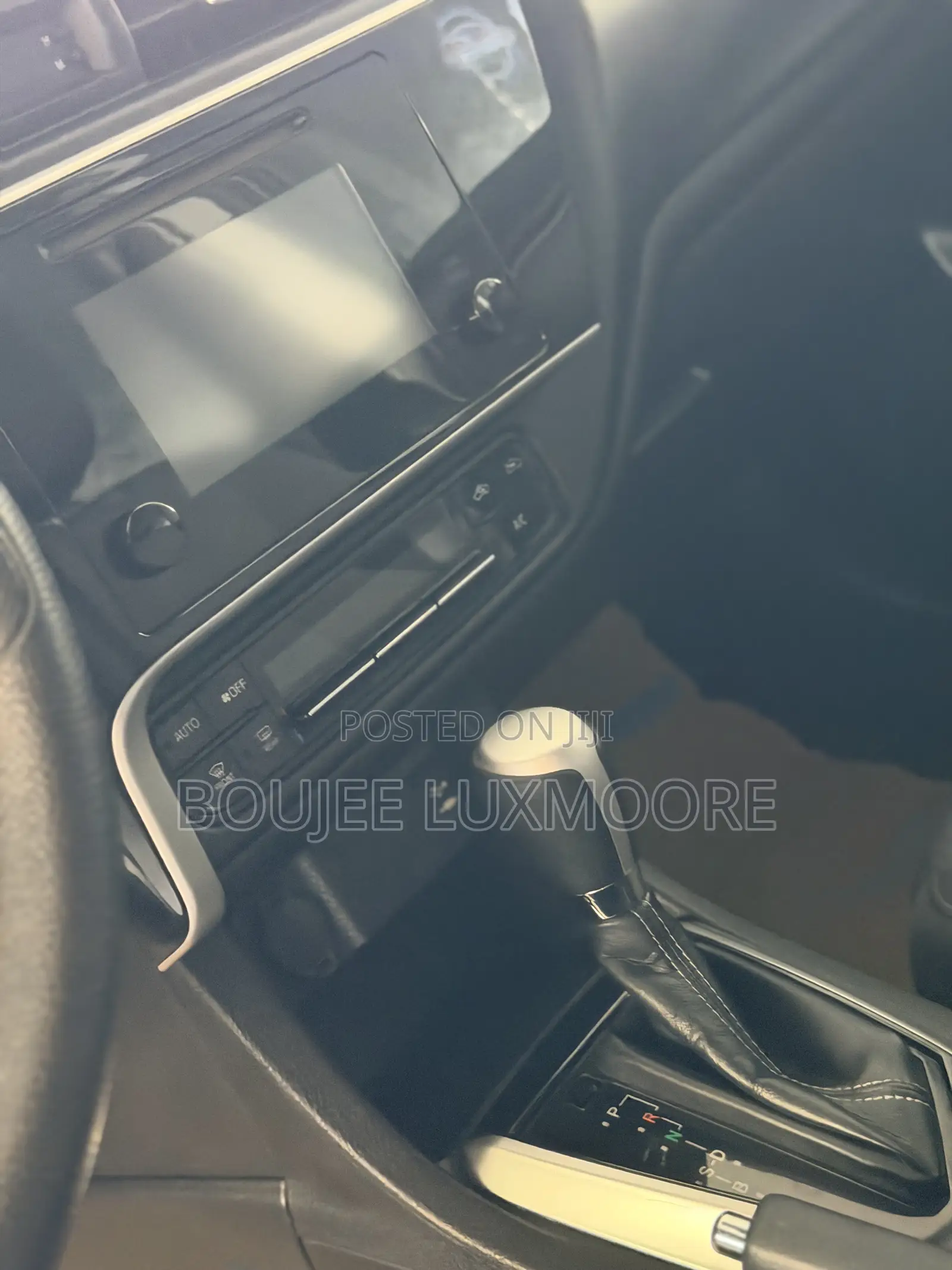 Toyota Corolla LE (1.8L 4cyl 2A) 2018 Gray