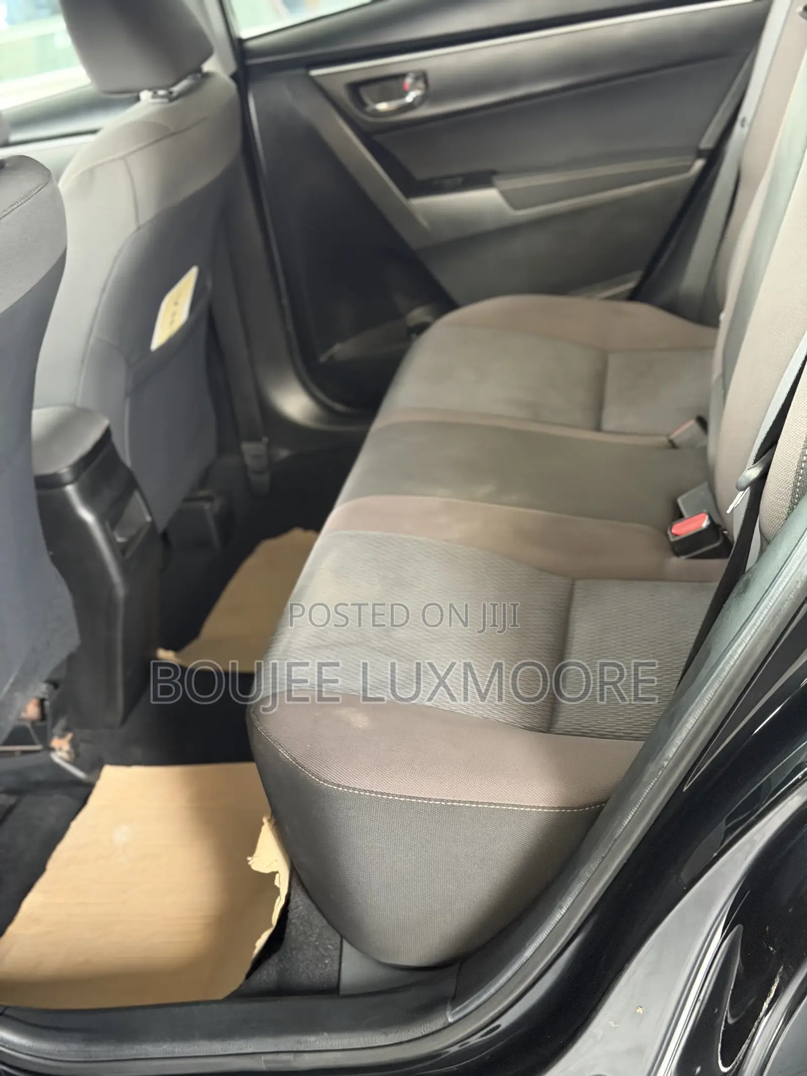 Toyota Corolla LE (1.8L 4cyl 2A) 2018 Gray