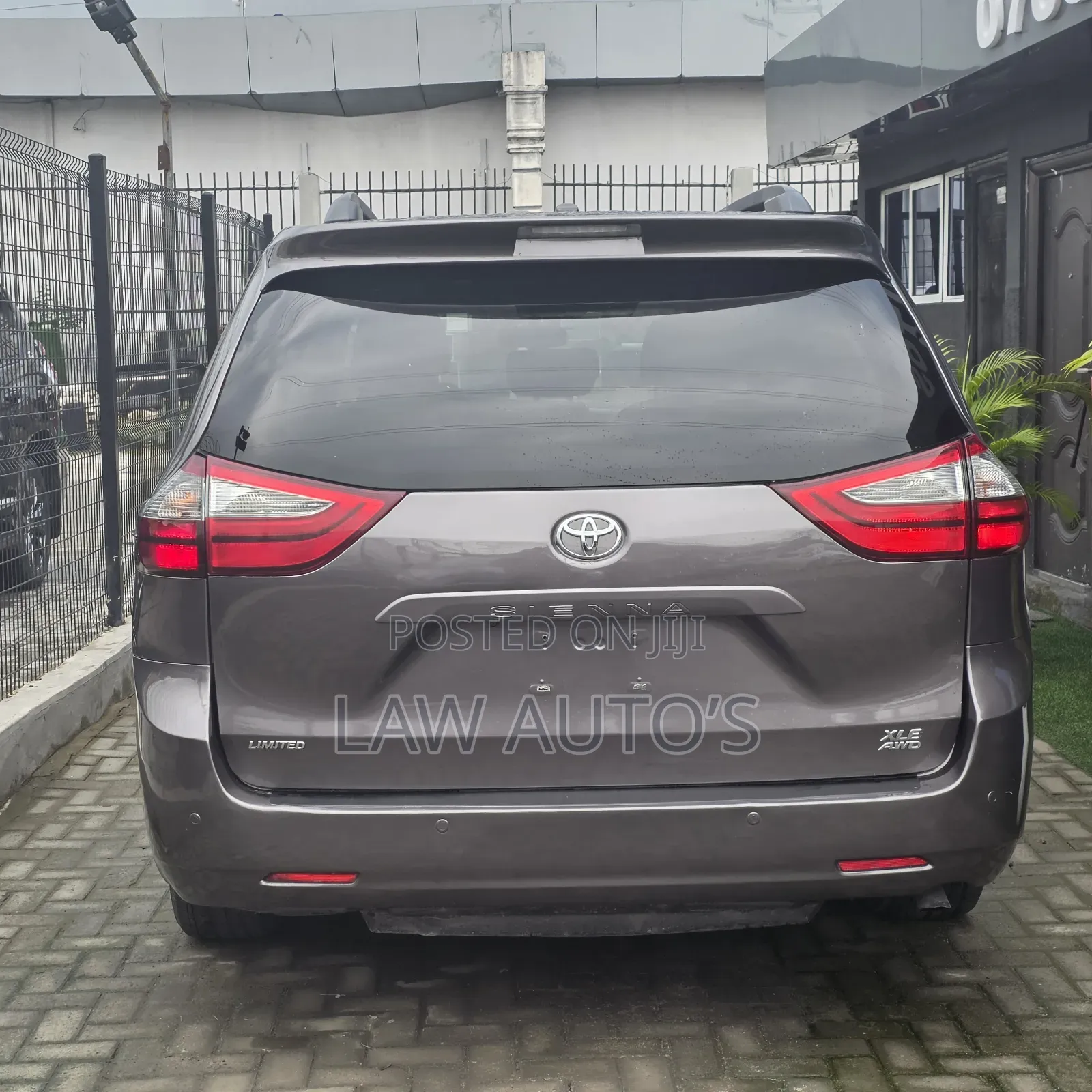 Toyota Sienna XLE Premium 8 Passenger (3.5L 6cyl 6A) 2016 Gray