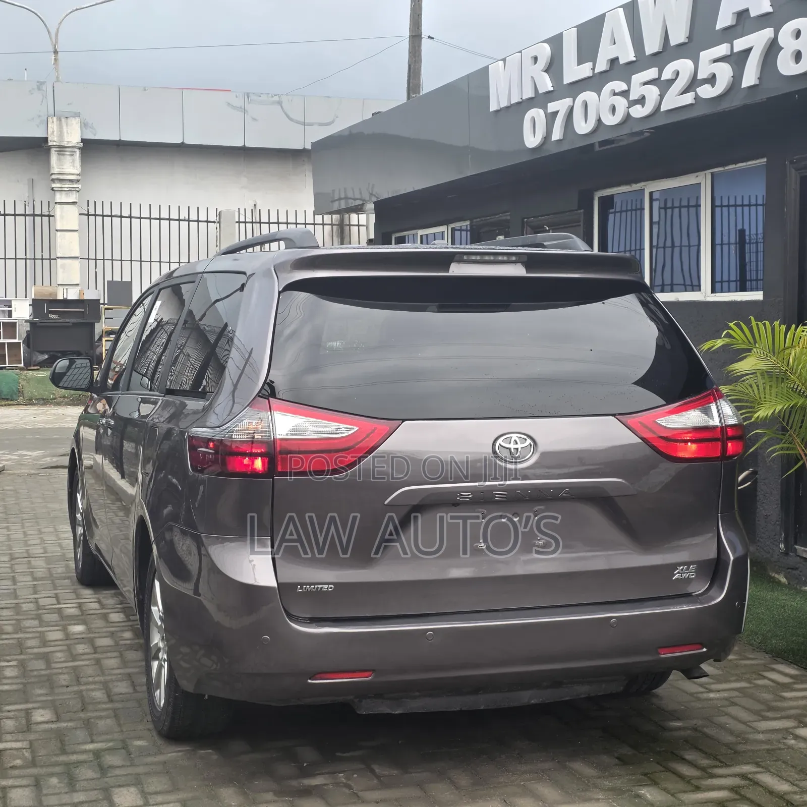 Toyota Sienna XLE Premium 8 Passenger (3.5L 6cyl 6A) 2016 Gray