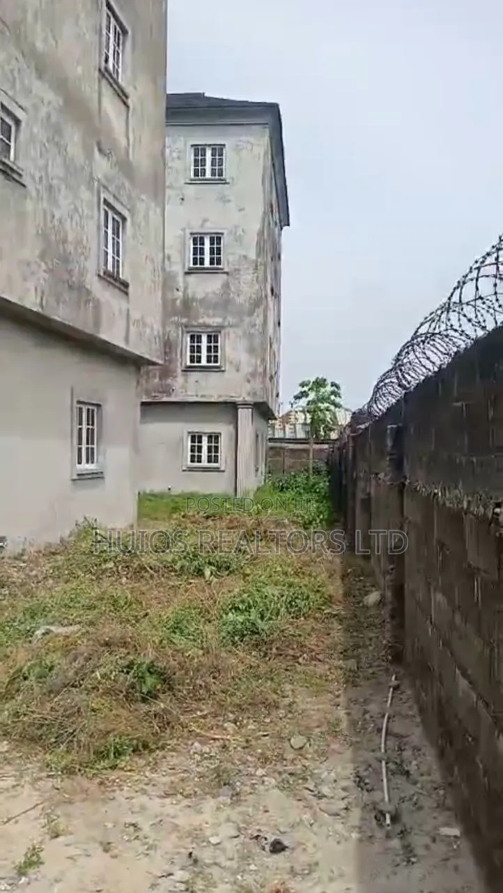 3bdrm Block of Flats in Lakowe for sale