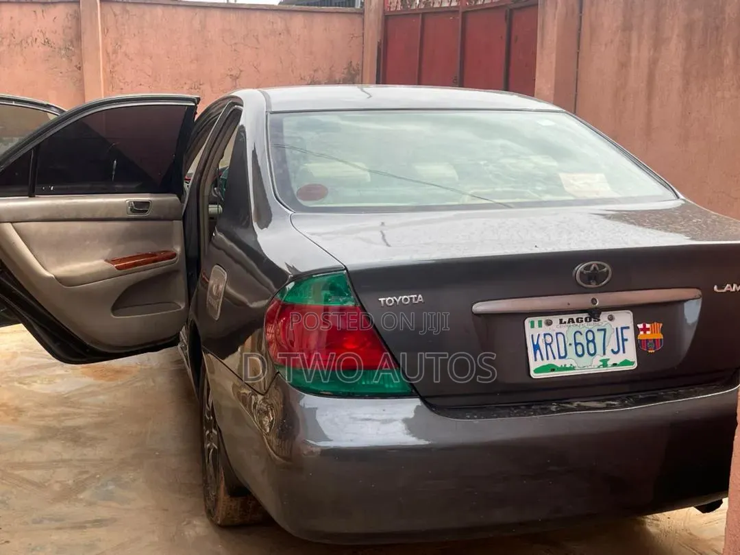 Toyota Camry LE V6 4dr Sedan (3.0L 6cyl 5A) 2005 Gray