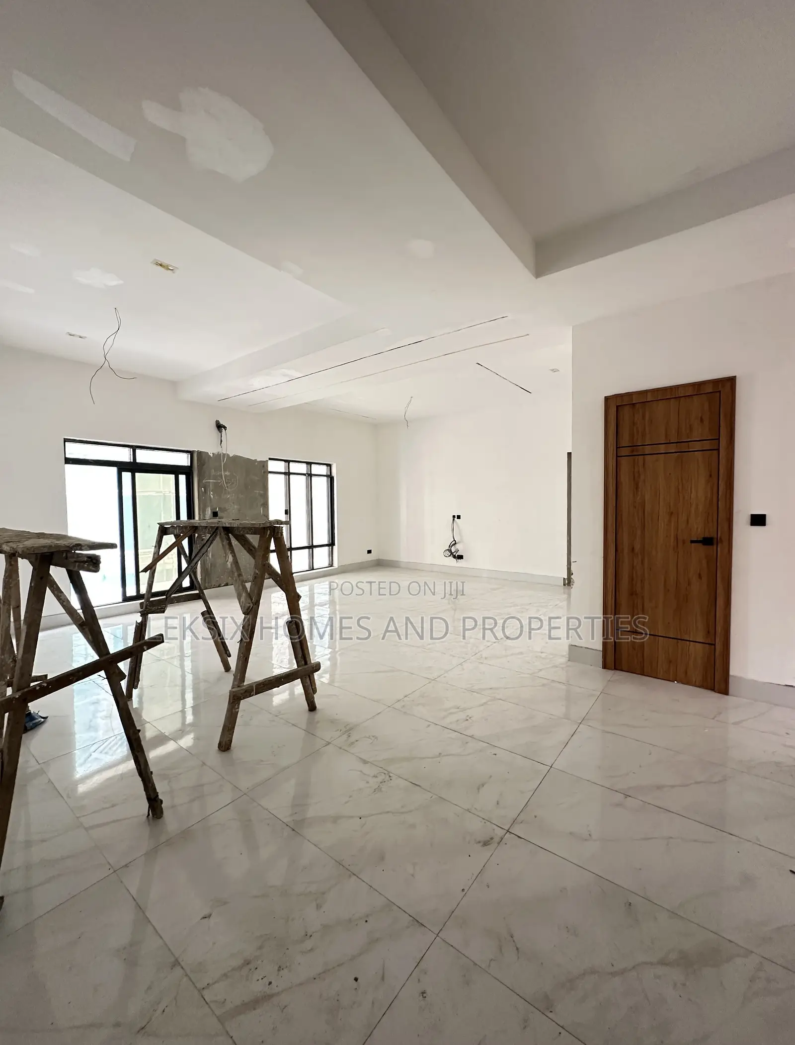 3bdrm Penthouse in A Well Secured, Lekki Phase 1 for sale