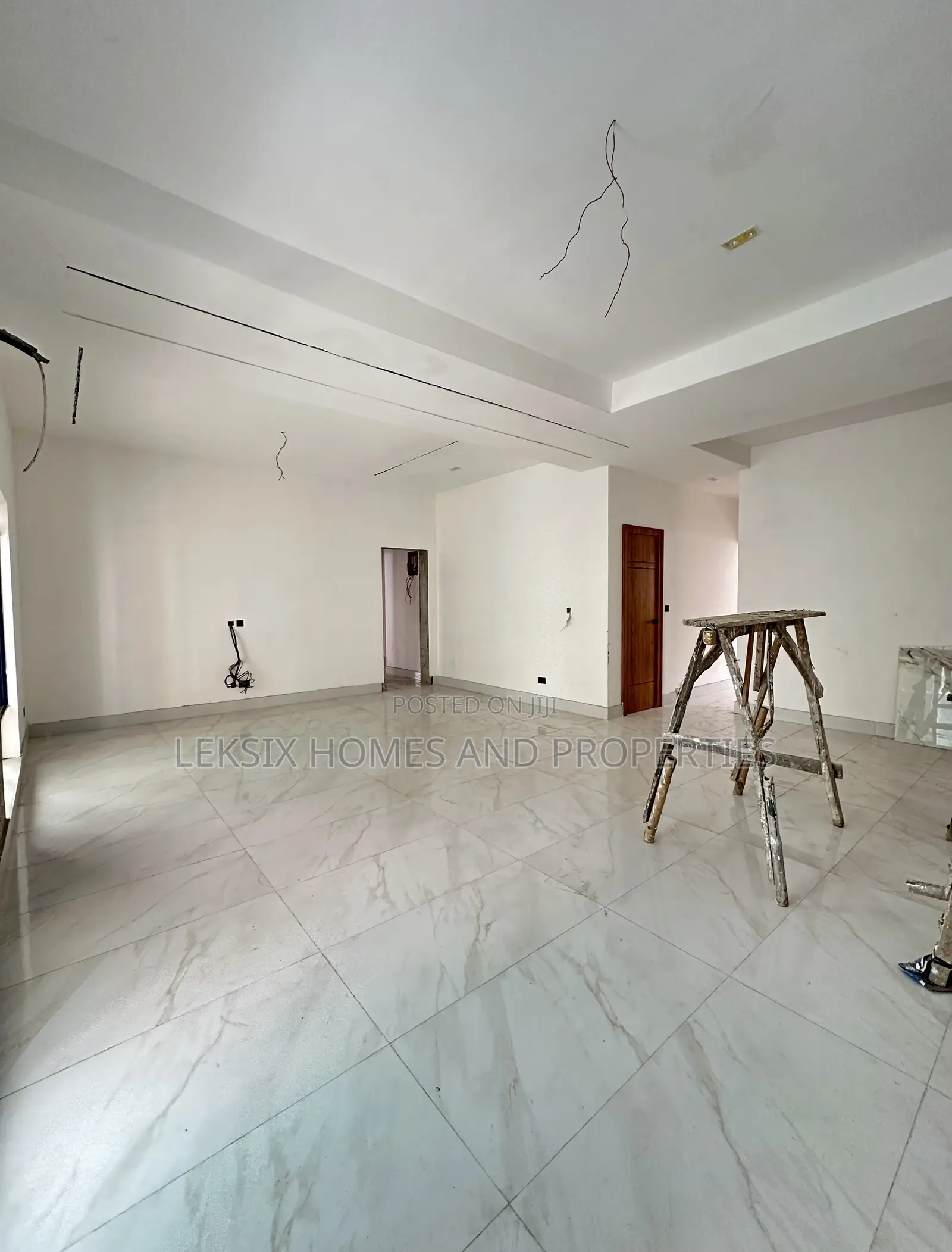 3bdrm Penthouse in A Well Secured, Lekki Phase 1 for sale