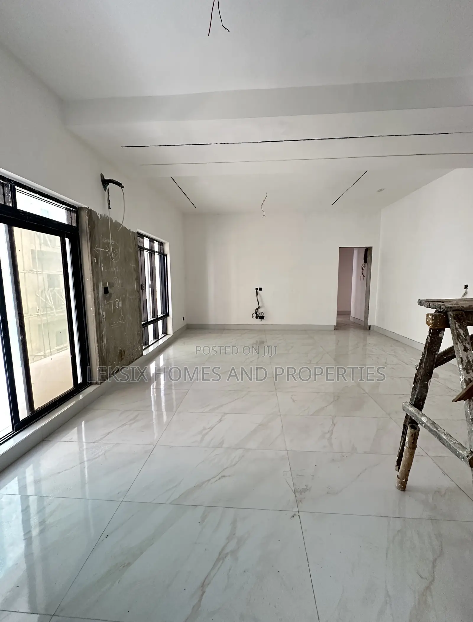 3bdrm Penthouse in A Well Secured, Lekki Phase 1 for sale