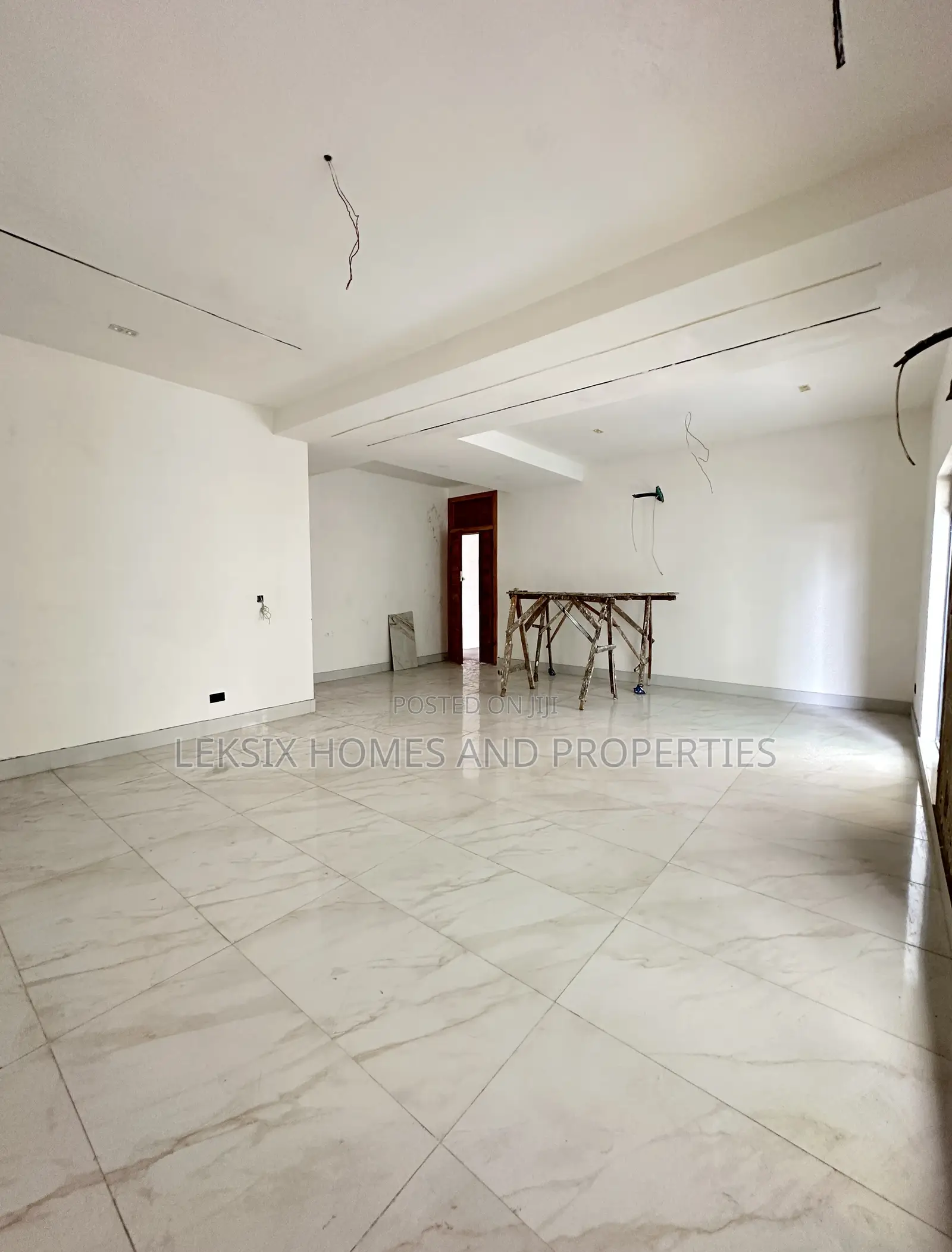 3bdrm Penthouse in A Well Secured, Lekki Phase 1 for sale