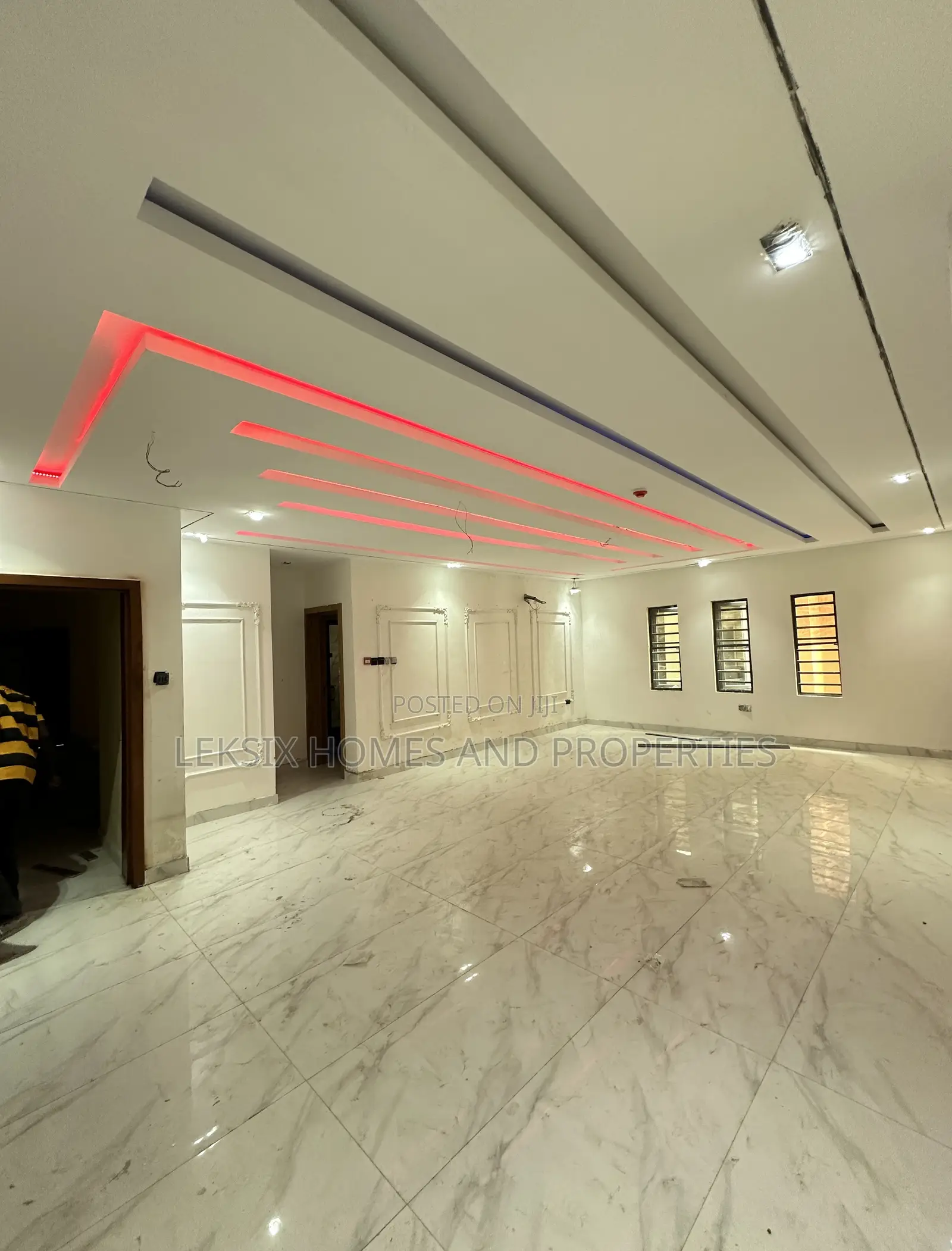 3bdrm Apartment in A Well Secured, Lekki Phase 1 for sale