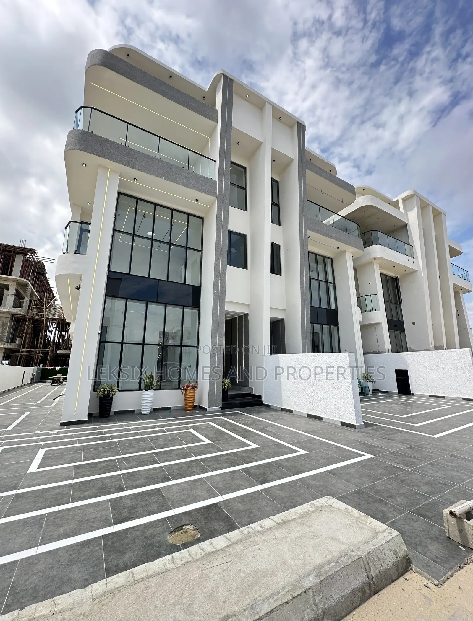 5bdrm Duplex in A Well Secured, Lekki Phase 1 for sale