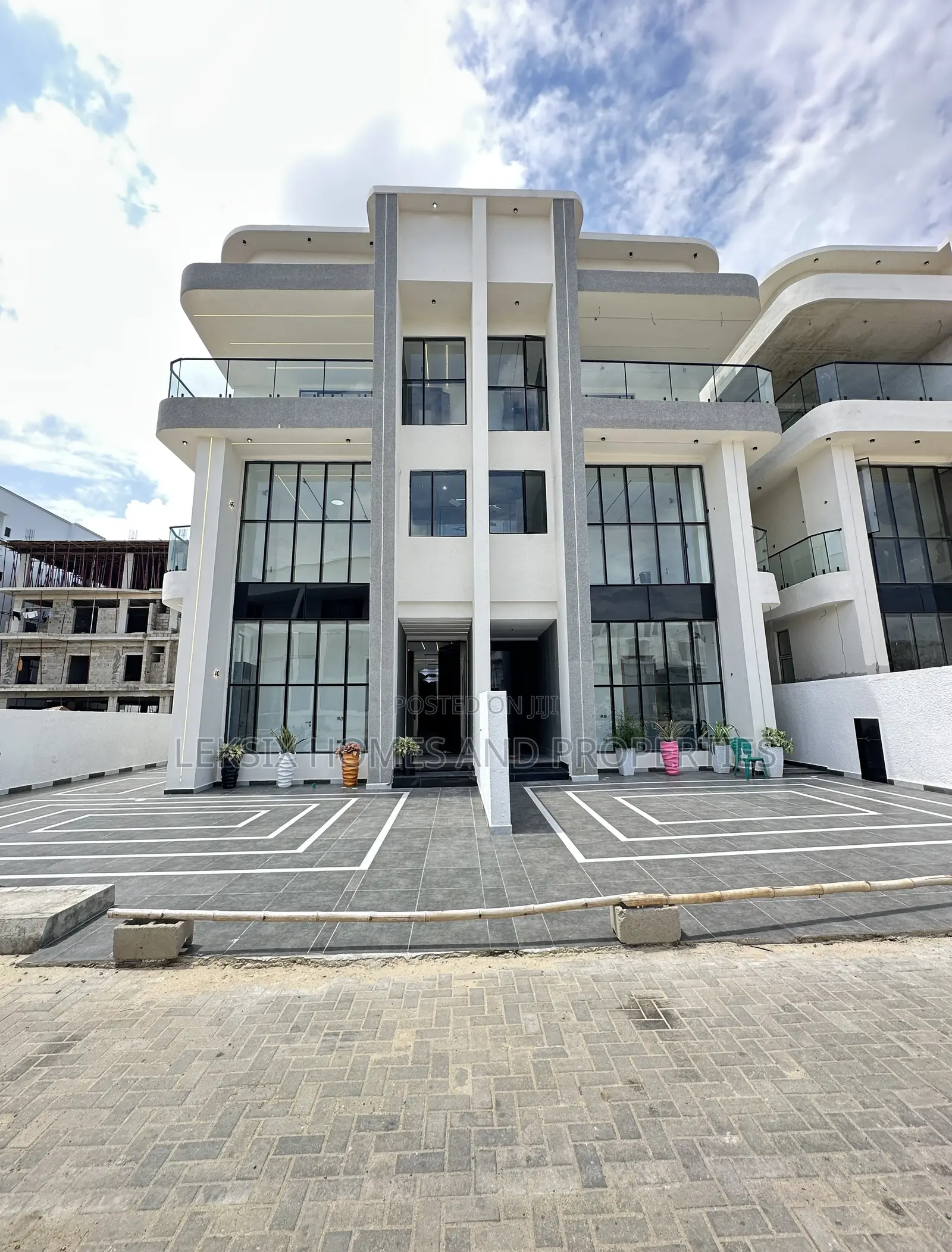 5bdrm Duplex in A Well Secured, Lekki Phase 1 for sale