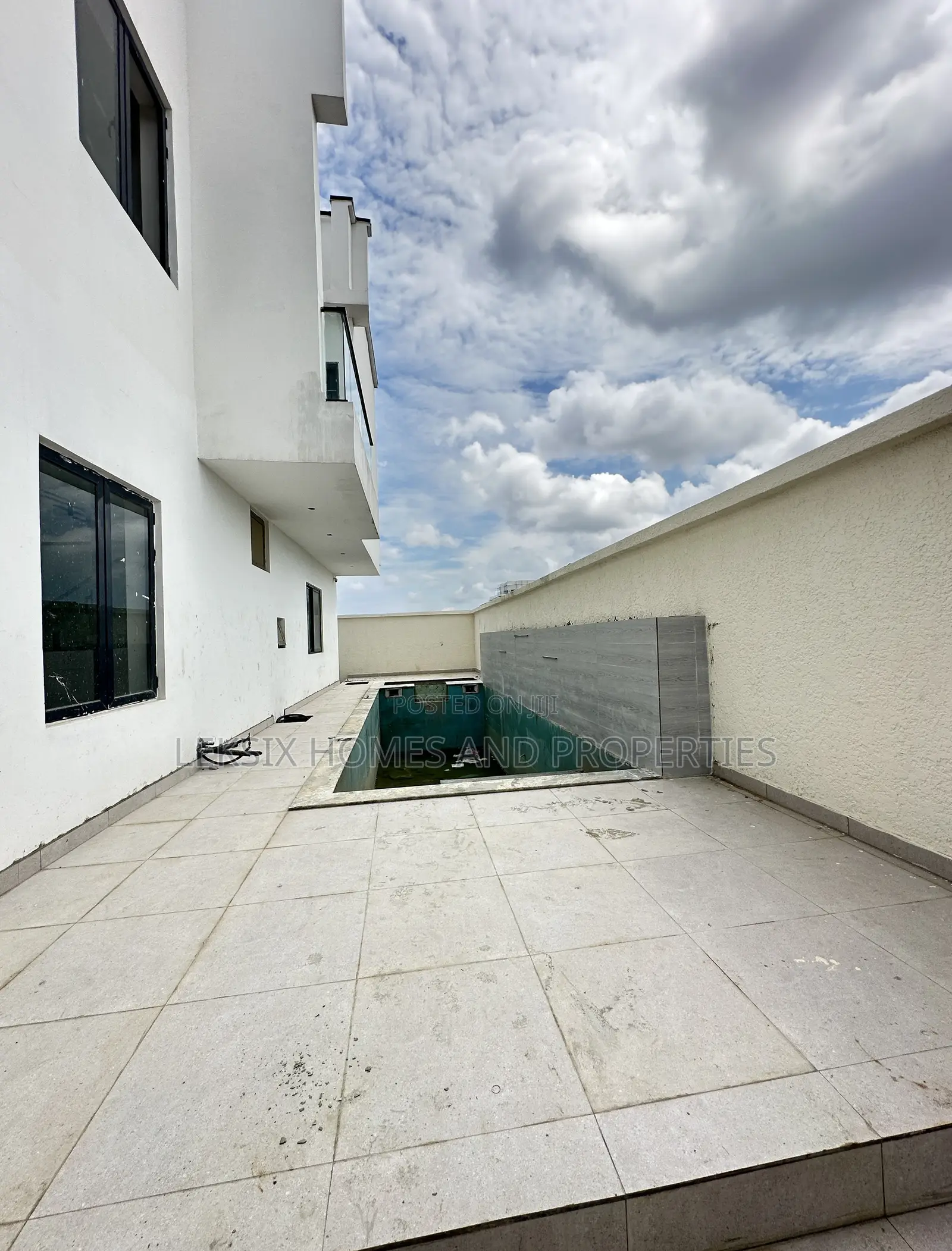 6bdrm Duplex in A Well Secured, Lekki Phase 1 for sale