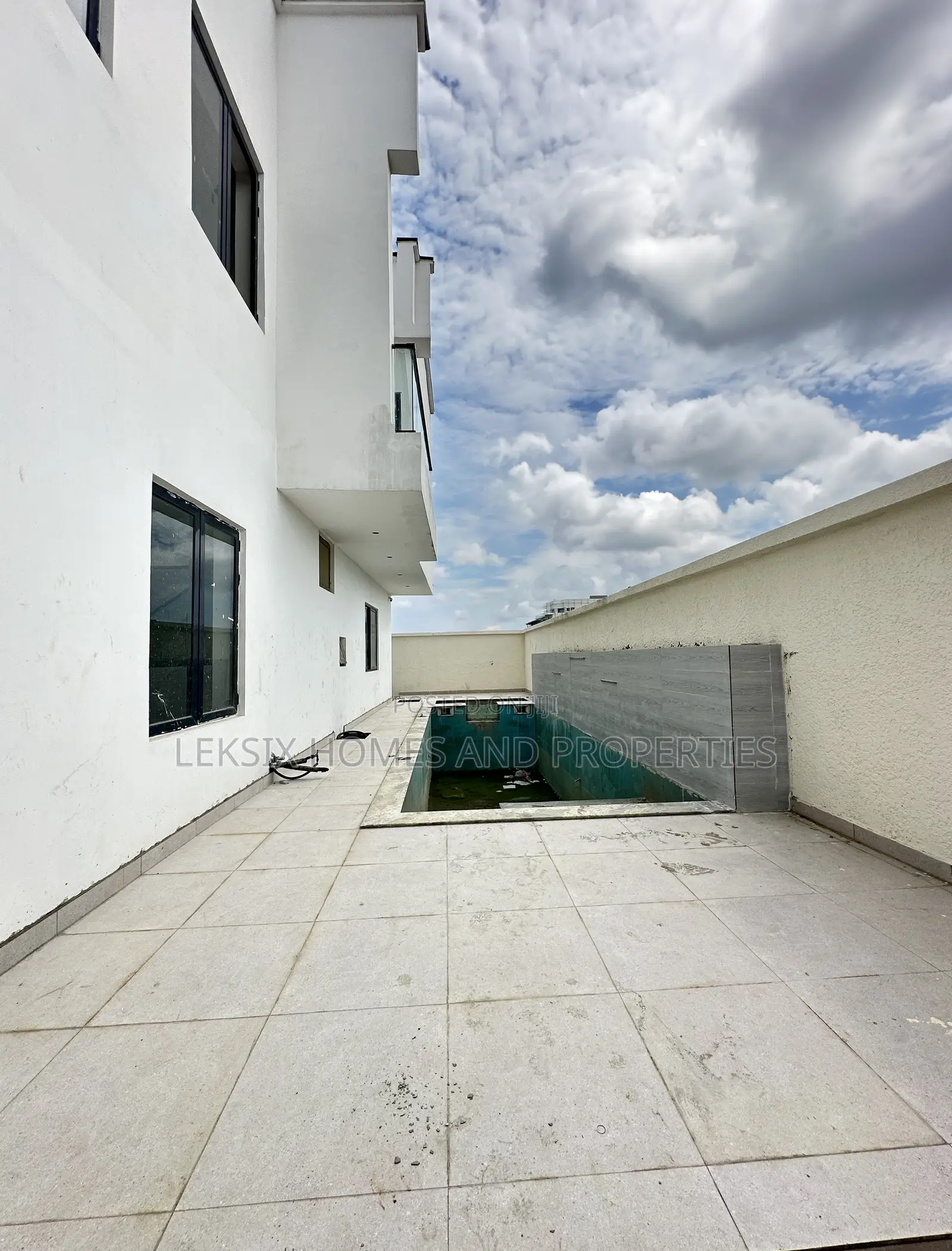 6bdrm Duplex in A Well Secured, Lekki Phase 1 for sale