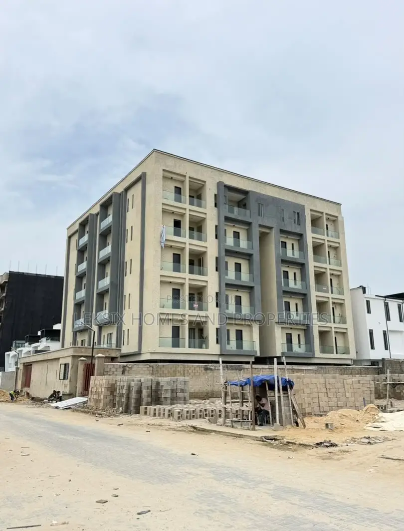 2bdrm Apartment in A Well Secured, Lekki Phase 1 for sale