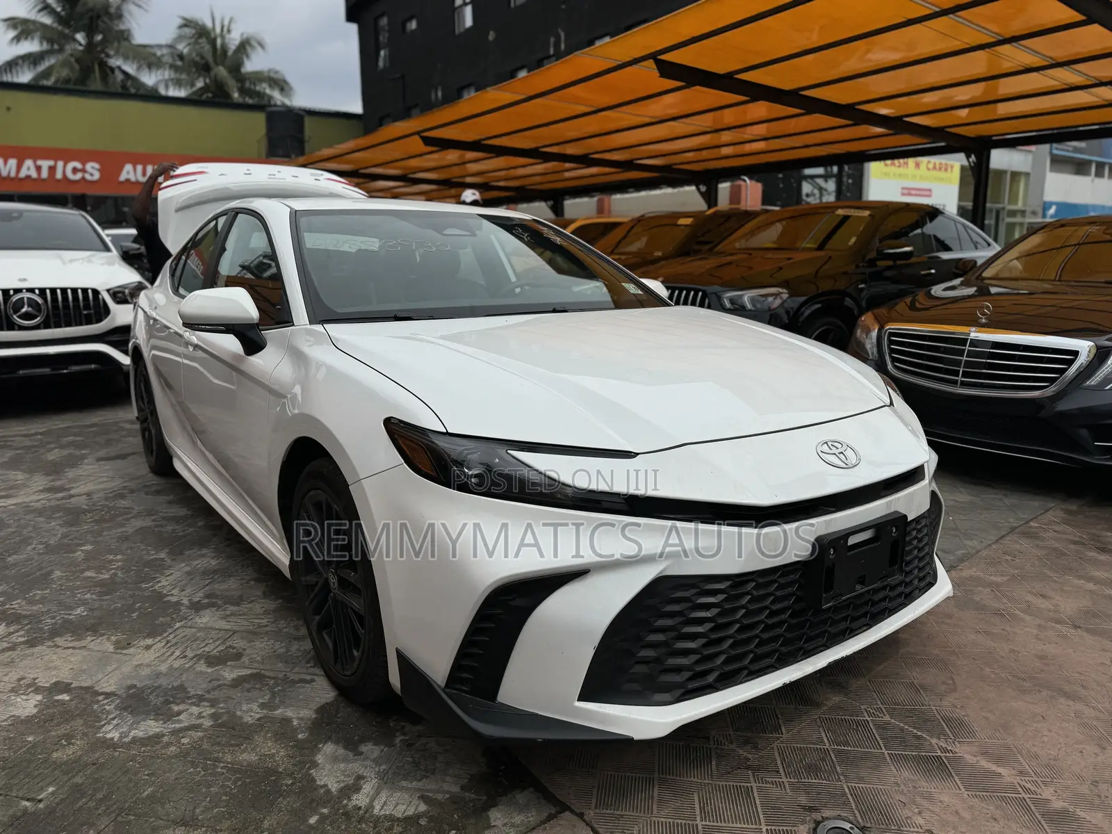 Toyota Camry SE 2025 White