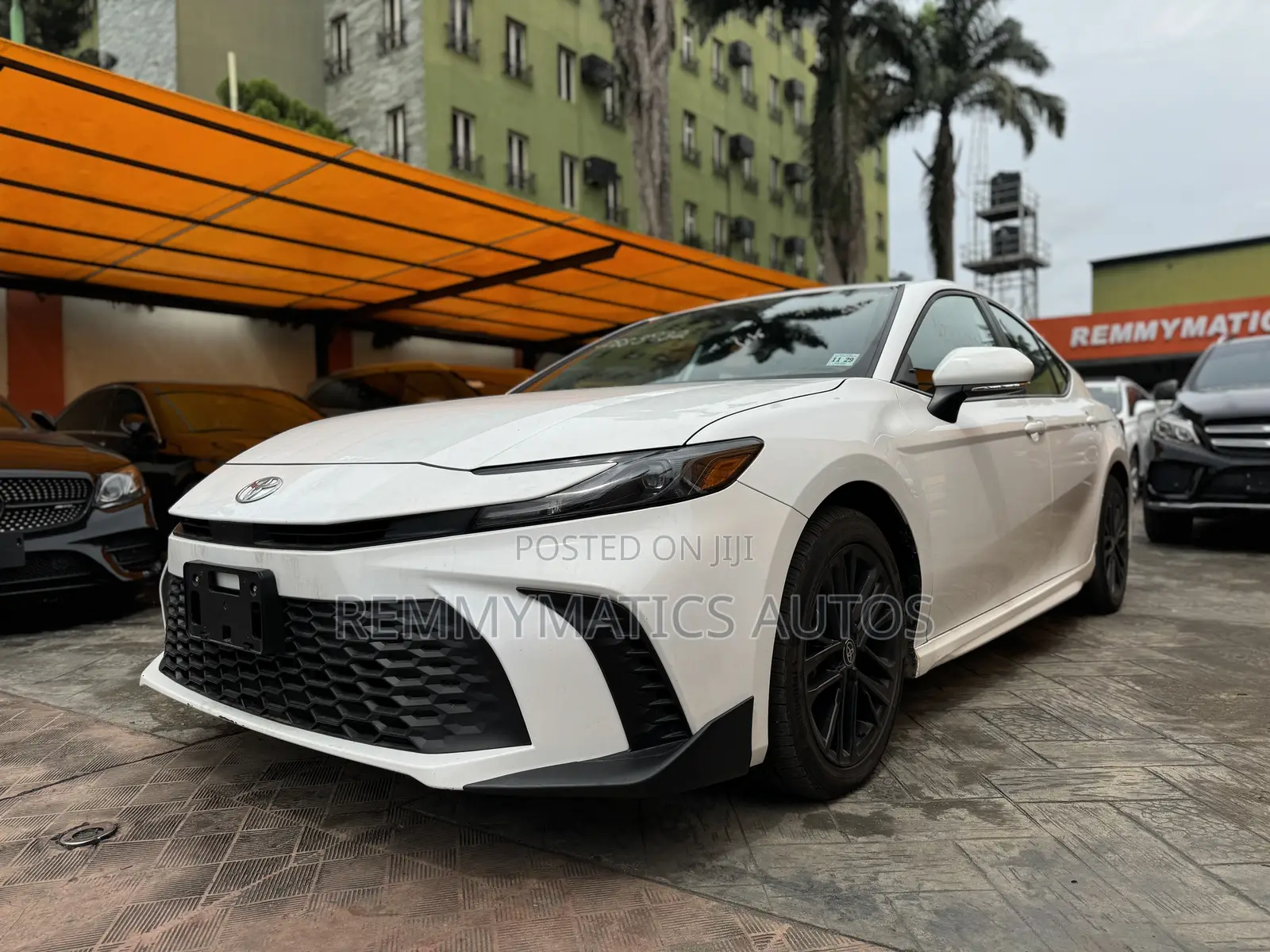 Toyota Camry SE 2025 White