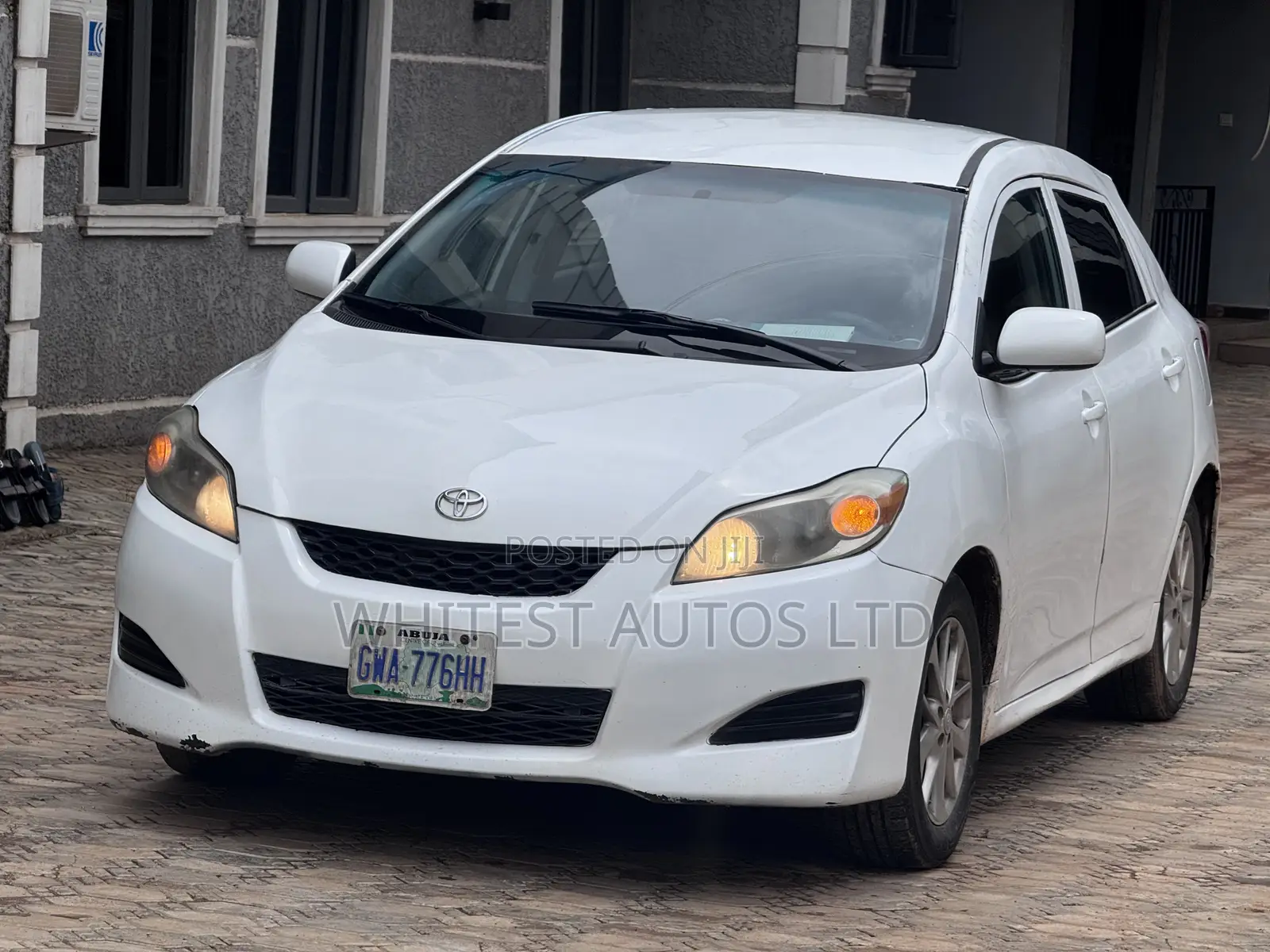 Toyota Matrix L Hatchback FWD (1.8L 4cyl 5M) 2011 White