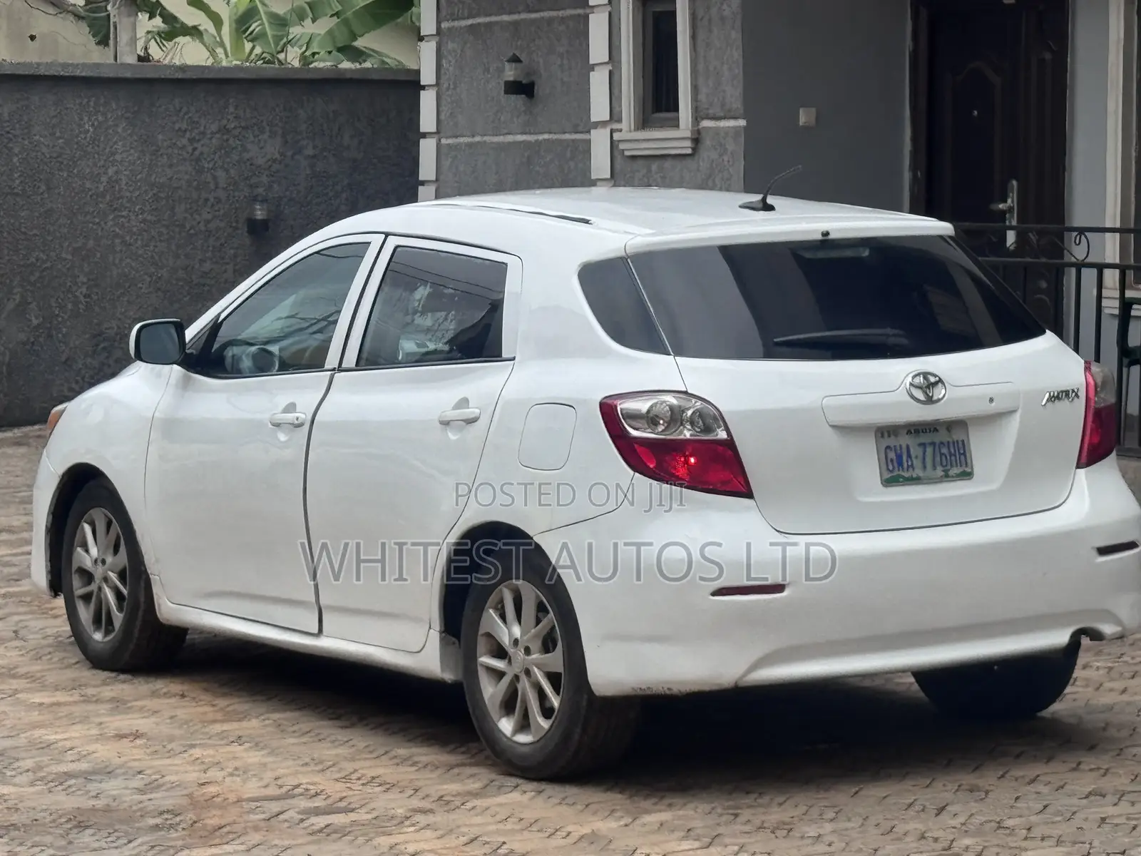 Toyota Matrix L Hatchback FWD (1.8L 4cyl 5M) 2011 White