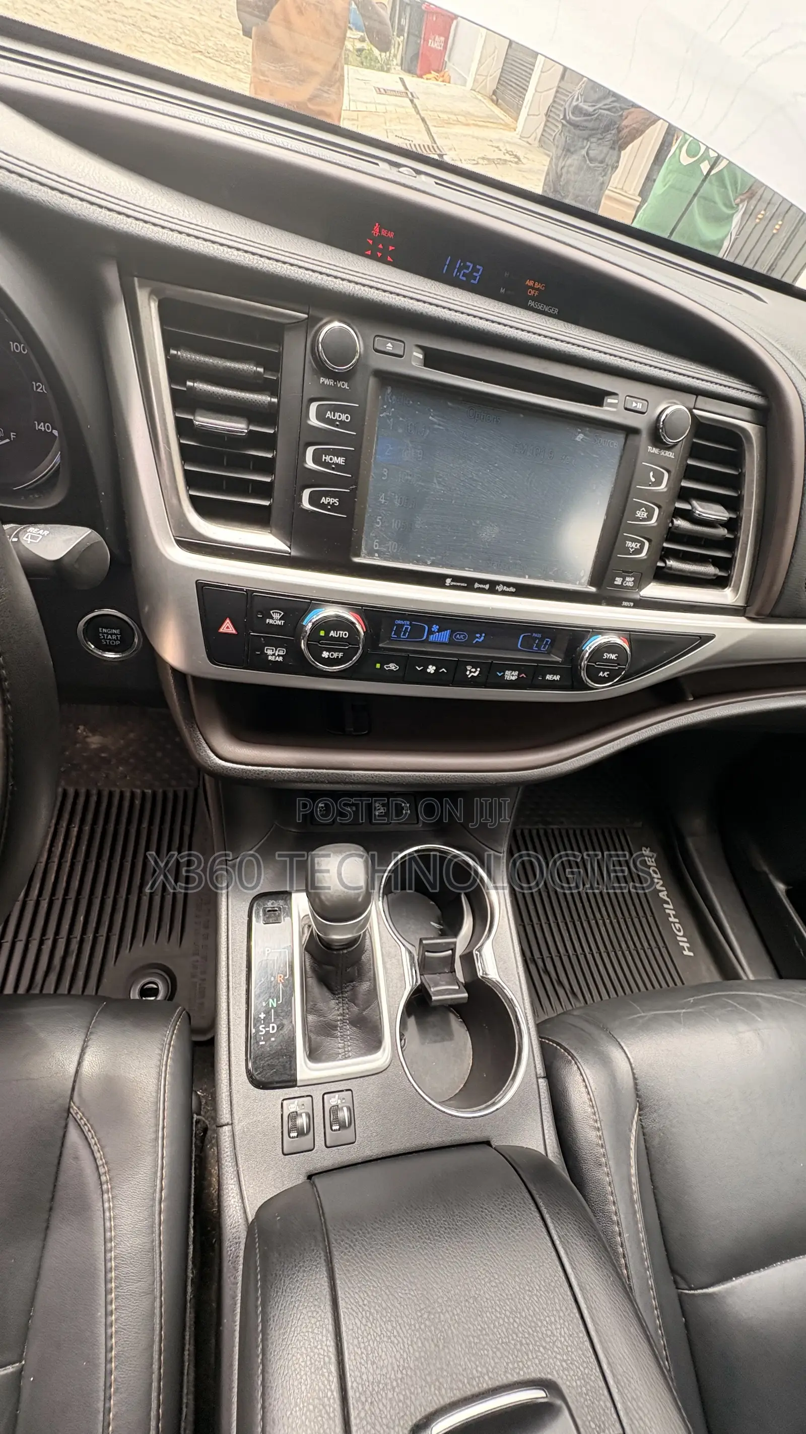 Toyota Highlander XLE 4x4 V6 (3.5L 6cyl 8A) 2017 Silver