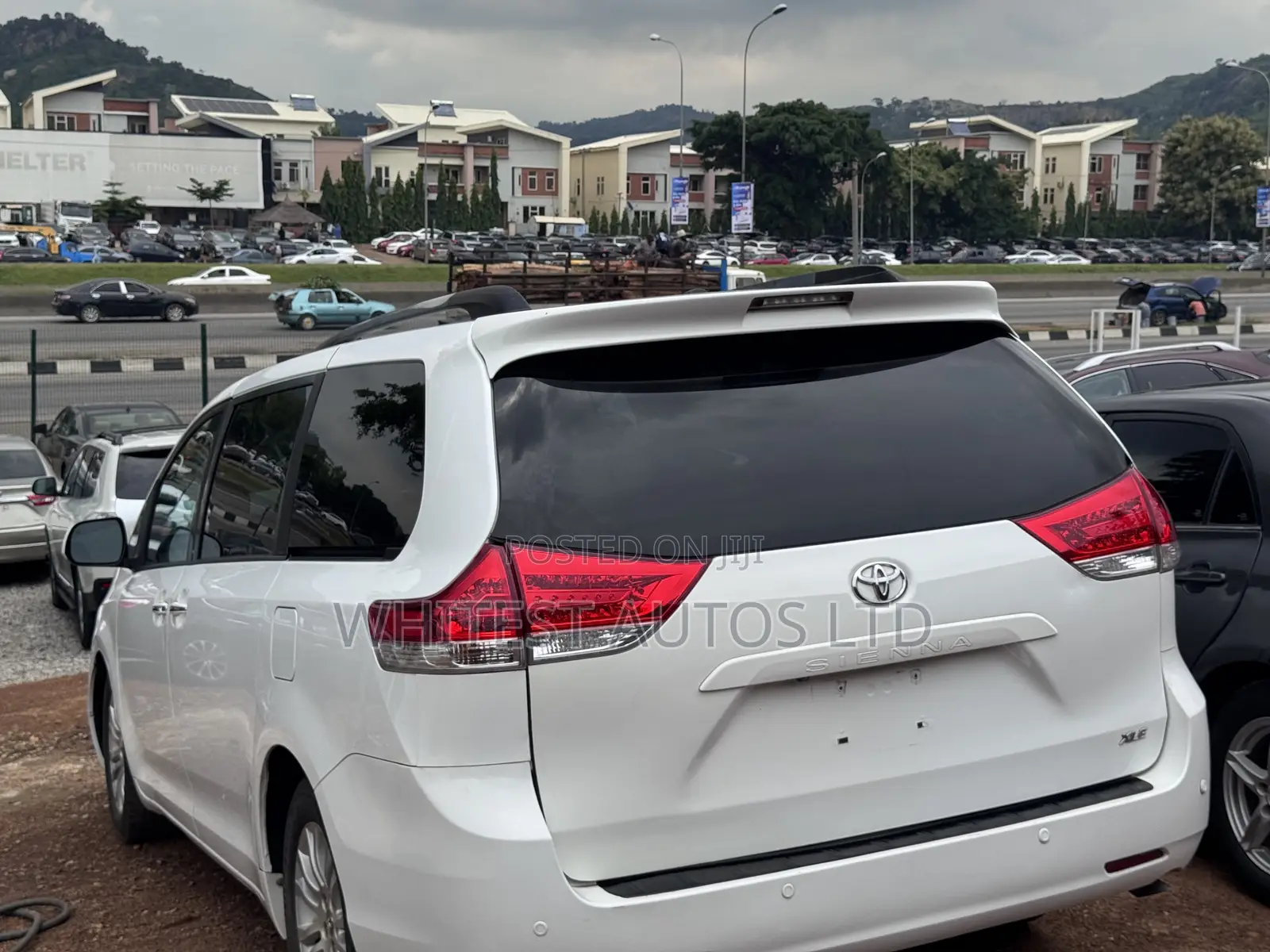 Toyota Sienna XLE FWD 8-Passenger 2013 White