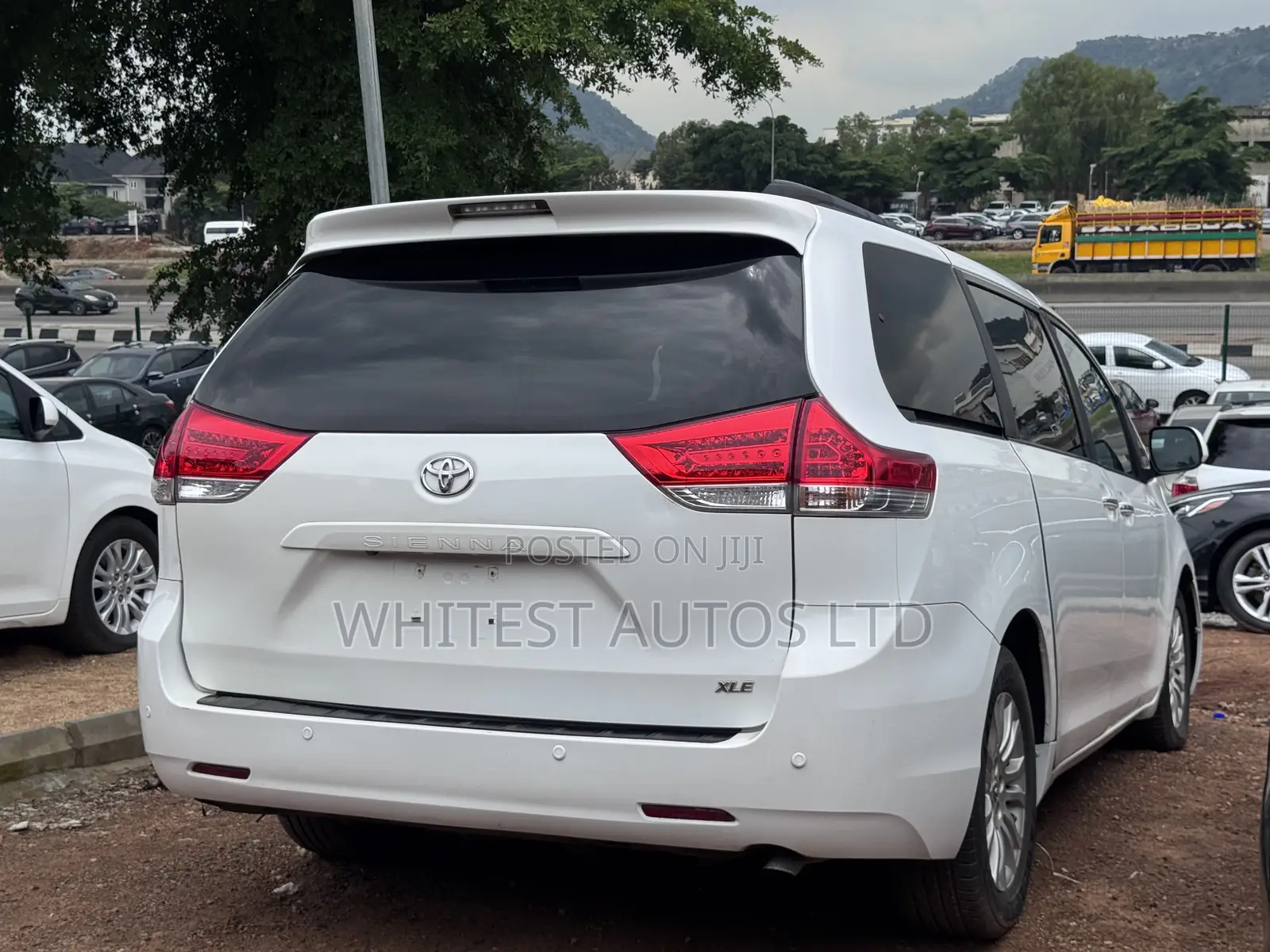 Toyota Sienna XLE FWD 8-Passenger 2013 White