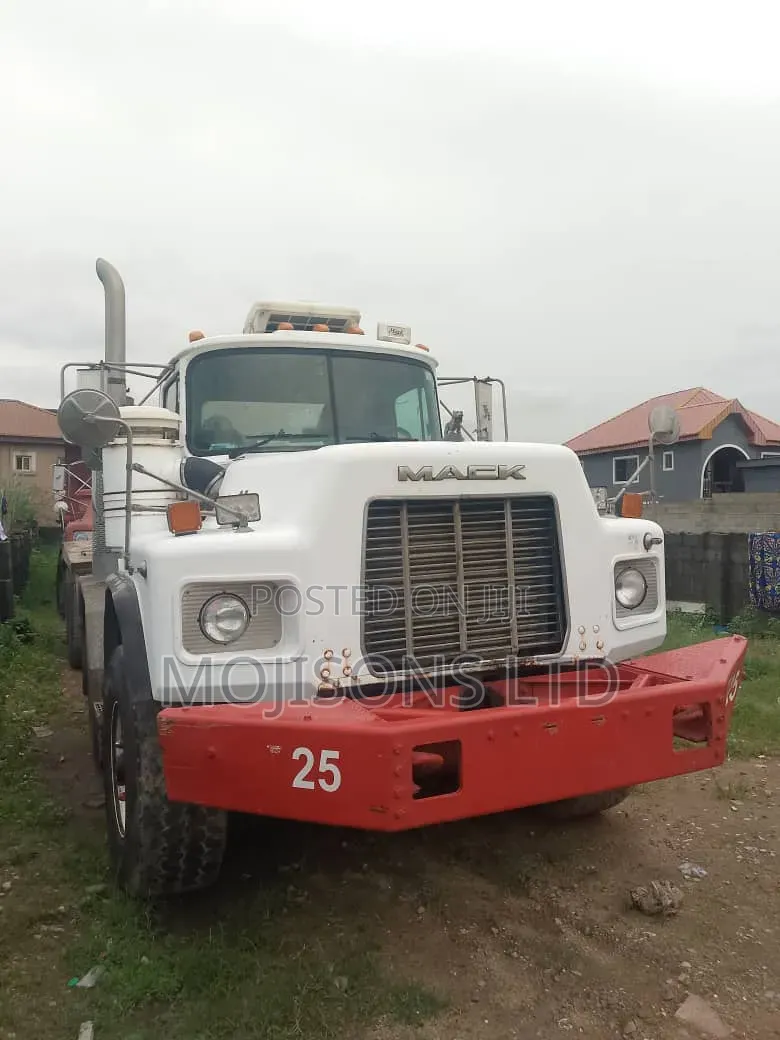 Mack Trailer Head 2002 White