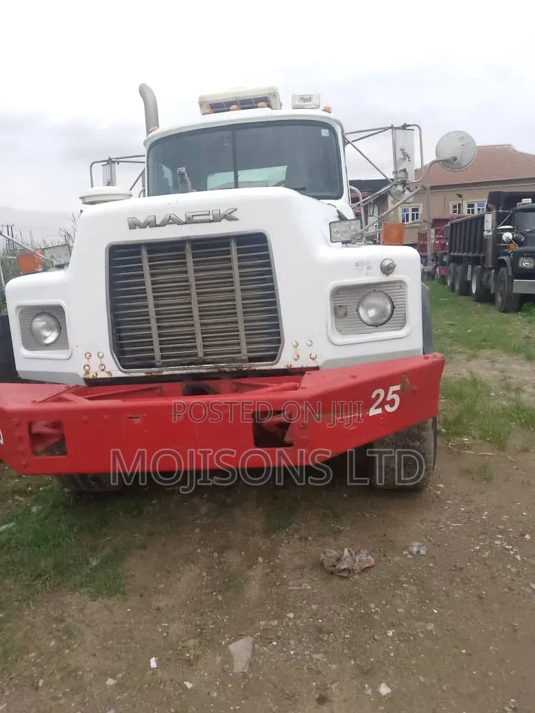 Mack Trailer Head 2002 White