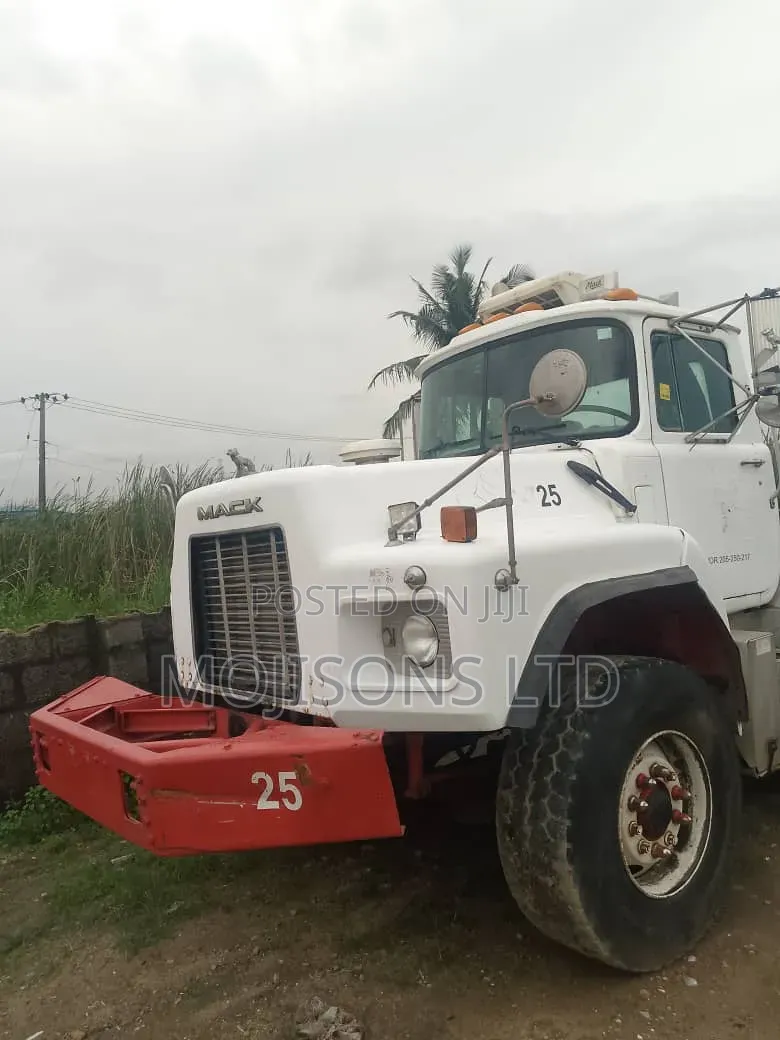 Mack Trailer Head 2002 White